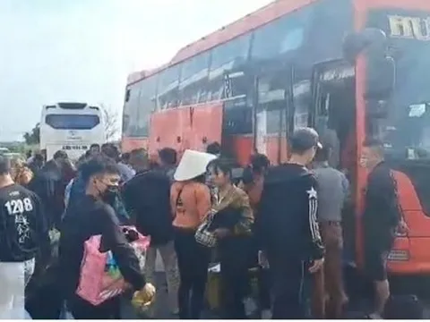 Xe khách 43 chỗ chở 73 người, lại dùng tem kiểm định giả