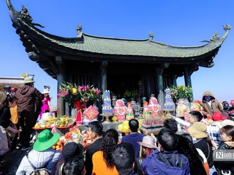 Chen lấn lễ bái tại đỉnh thiêng Yên Tử