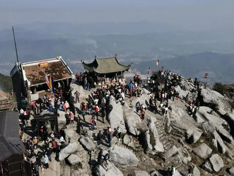 Phật tử và khách du lịch thích thú với cảnh yên bình trong ngày khai hội Yên Tử