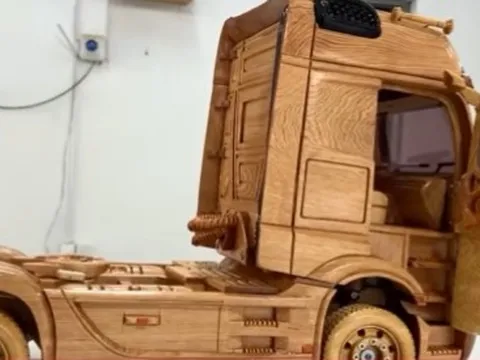 Mercedes-Benz Actros bằng gỗ tinh xảo của thợ Việt