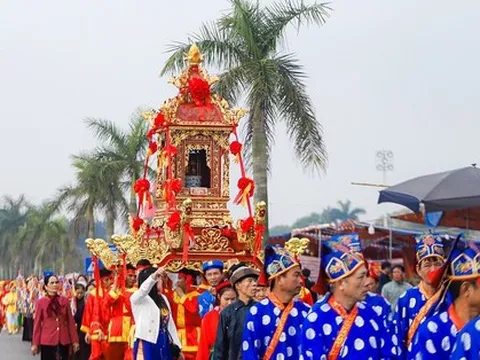 Cận cảnh lễ rước kiệu Ngọc Lộ mở đầu cho Lễ hội khai ấn Đền Trần 2023