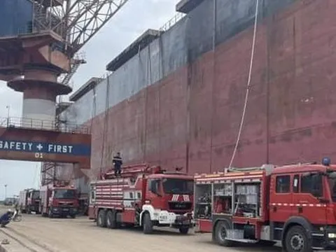 Nổ dưới hầm tàu 68 nghìn tấn, nhiều công nhân bị thương