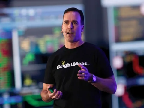 Người môi giới chứng khoán 23 tuổi kiếm 117 tỷ đồng sau 18 tháng vào nghề: Chiến lược nằm ở 1 vật nhỏ bằng đốt ngón tay, nghề nào cũng có thể áp dụng