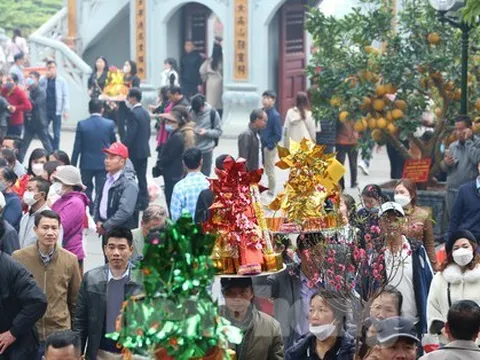 Du khách thập phương đổ về đền Bà Chúa Kho đầu năm mới