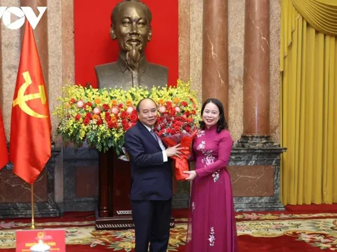 Nguyên Chủ tịch nước Nguyễn Xuân Phúc bàn giao công tác