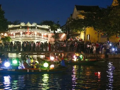 Du khách dạo phố cổ Hội An, xếp hàng dài chờ thả hoa đăng ngày Tết Nguyên tiêu