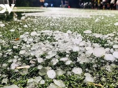 Mưa đá với mật độ dày tại thành phố Điện Biên Phủ