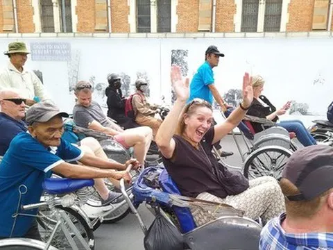 Du khách thích thú dạo chơi TPHCM bằng 'xích lô boeing' sang chảnh