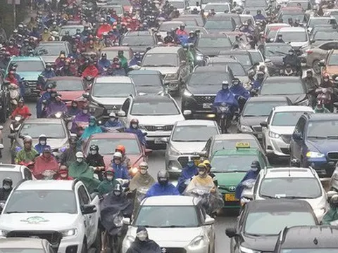 Người Hà Nội 'chôn chân' trong mưa phùn gió bấc đến công sở ngày đầu tuần