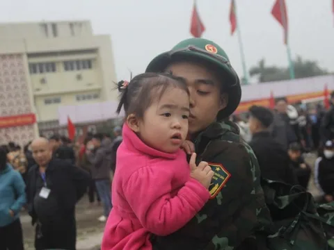 Xúc động những cái ôm lưu luyến tiễn tân binh lên đường nhập ngũ