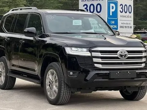 Toyota Land Cruiser 2023 chính hãng về Việt Nam: Giá gần 4,2 tỷ đồng, thêm option như xe nhập Trung Đông