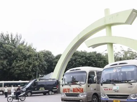 Công viên Cầu Giấy xuống cấp, nhiều khu vực bị chiếm dụng làm bãi đỗ xe, bán hàng