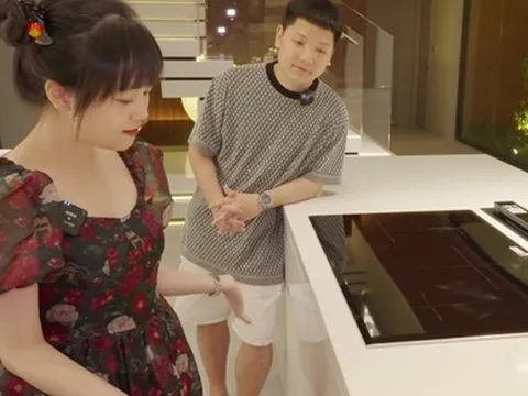 Về chung một nhà sau 12 năm hẹn hò, cặp đôi streamer tậu luôn 'biệt phủ'