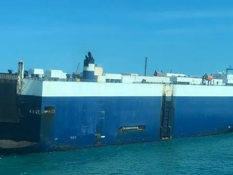 Cận cảnh tàu chở hơn 4.500 ô tô vừa bốc cháy ở ngoài khơi Vũng Tàu