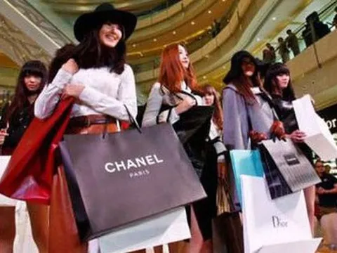 Nỗi lòng của thiên kim tiểu thư sở hữu hàng chục ngàn tỷ đồng ở tuổi 20: Tiền chỉ để mua túi, thời gian ăn cũng không có, vô cùng bận rộn và "đau đầu"