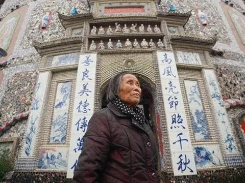 Cụ bà 90 tuổi bán hết tài sản để xây một cung điện bằng sứ, chấp nhận sống trong 'túp lều nhỏ' vì ước nguyện to lớn