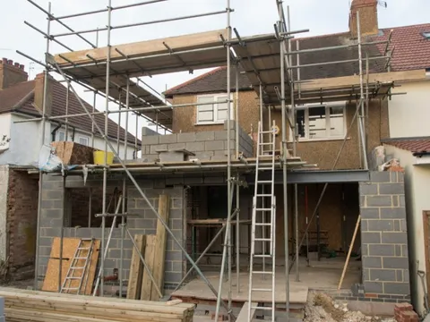 Muốn tự sửa nhà cho tiết kiệm nhưng loay hoay cả năm không xong: Nếu không biết những điều này, tự làm còn tốn kém hơn!