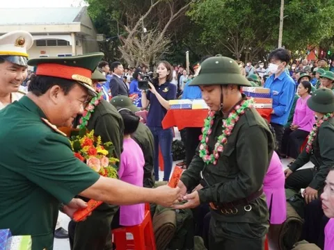 Hơn 2.400 tân binh tại miền Tây hăng hái lên đường nhập ngũ