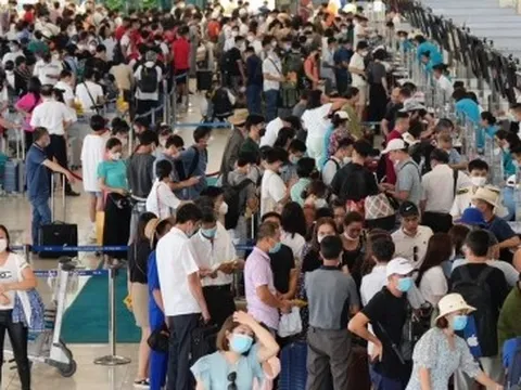 Hạn chế người thân đón, tiễn vào giờ cao điểm ở sân bay Nội Bài