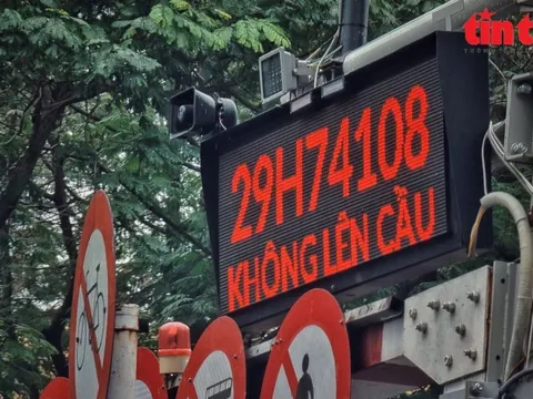 Cận cảnh biển báo thông minh tại các 'điểm đen' giao thông ở Hà Nội