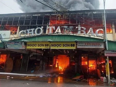 Cháy lớn tại chợ Tam Bạc - Hải Phòng