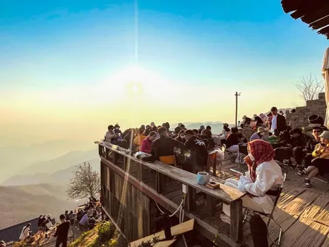 Giới trẻ nô nức đổ về "thiên đường mây" Tà Xùa ngắm hoàng hôn