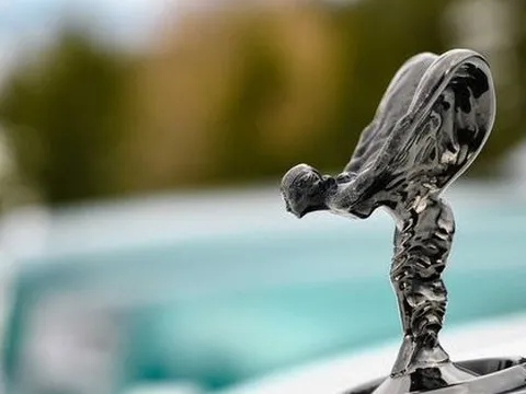 Chuyện "thâm cung bí sử" về biểu tượng "thiếu phụ bay" của Rolls-Royce: Vợ của quý tộc, suýt lấy cảm hứng từ Nike