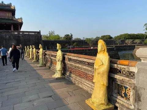 Thu hồi những bức tượng "lạ" trưng bày trước Ngọ Môn