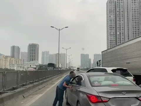 Vụ "nhổ nước bọt": CSGT mời nam tài xế xe Porsche và nữ tài xế xe Hyundai tới làm việc