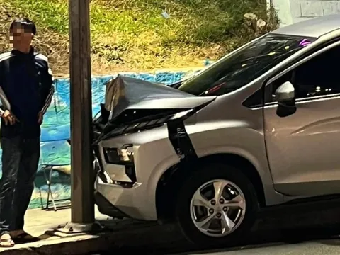 Đằng sau những bức ảnh TNGT: Bất cẩn, tài xế Mitsubishi Xpander hối hận vì thử sức với cột điện