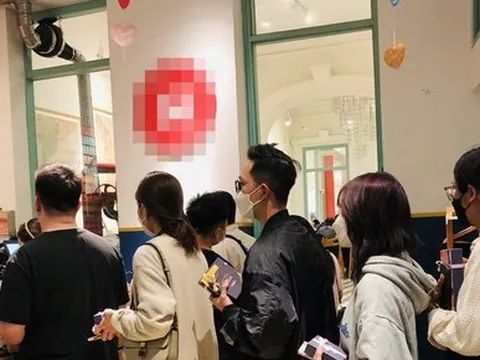 Giới trẻ xếp hàng mua socola, thưởng thức đồ uống miễn phí dịp lễ Tình nhân