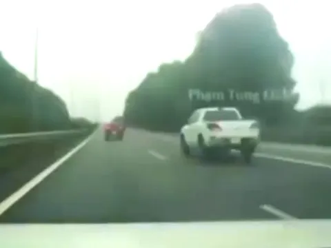 Clip TNGT: Loay hoay dừng giữa cao tốc tìm cách lùi, "nhóm nữ tài xế" gây tai nạn kinh hoàng