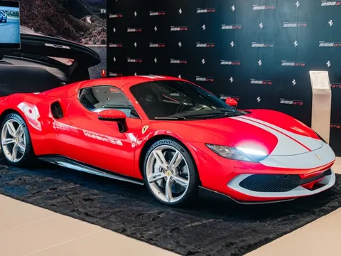 Tôi dự ra mắt kín Ferrari 296 GTS tại VN và được tiết lộ tiền đặt cọc 2,5 tỷ đồng, riêng tiền dải sơn trang trí đã đủ mua Santa Fe