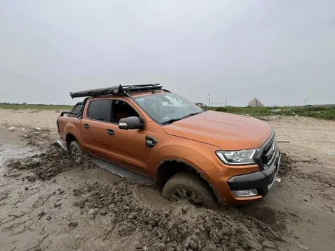Chủ Ford Ranger mang xe ra thử off-road và có cái kết đen đủi: 'Tưởng toàn cát hoá ra toàn đất sét'