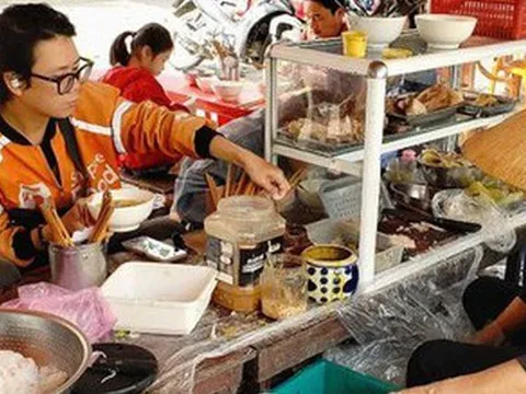 Về Đà Nẵng ghé quán bún hơn 30 năm bên đường tàu, giá rẻ bất ngờ