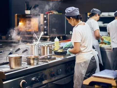 Đầu bếp du thuyền chia sẻ về cách phục vụ thức ăn cho gần 5.000 thực khách giữa đại dương: Phải có cả đầu óc của doanh nhân!