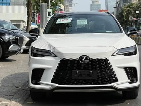 Lexus RX 2023 hot trước giờ G tại Việt Nam: Đại lý chính hãng báo ra mắt ngày mai, showroom ngoài cũng cạnh tranh chào bán