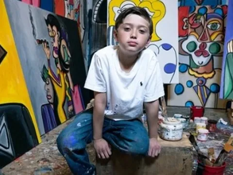 Thần đồng 11 tuổi được mệnh danh là 'Picasso đương đại', kiếm hàng triệu USD
