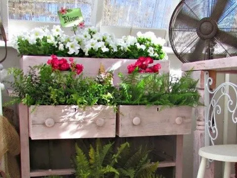 Cách tận dụng tủ và ghế cũ để trang trí khu vườn mùa hè thêm xanh mát