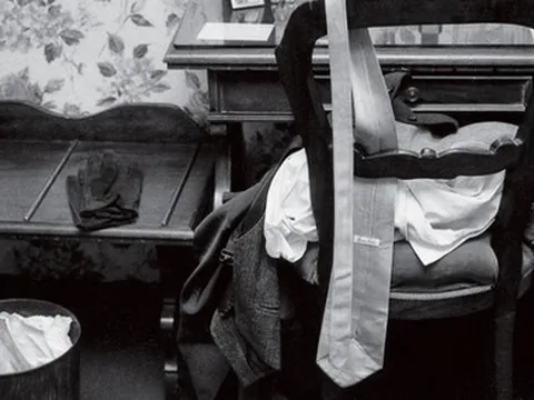 Nữ nhân viên “lén” chụp ảnh đồ của khách thuê phòng và biến nó thành nghệ thuật