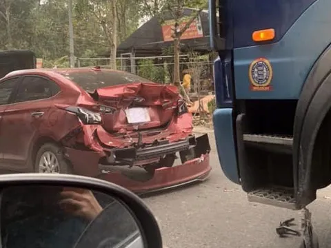 Đằng sau những bức ảnh TNGT: Không giữ khoảng cách, xe tải “dồn toa” hai xe con bẹp rúm