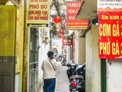 Hai con ngõ giờ trưa tấp nập ở gần Đài Truyền hình Việt Nam, đi ăn trưa khả năng gặp người nổi tiếng rất cao