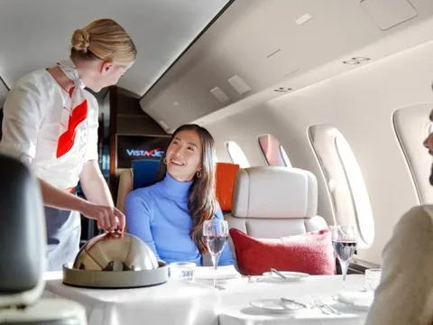 Vỡ mộng về bữa tiệc thịnh soạn trên máy bay tư nhân của giới siêu giàu: Một dịch vụ có giá hàng chục triệu, không phải cứ muốn là có được