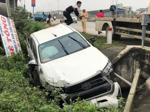 Đằng sau những bức ảnh TNGT: Mất lái, Toyota Hilux lao thẳng xuống mương