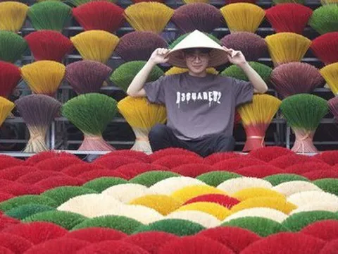 Làng hương Quảng Phú Cầu rực rỡ sắc màu thu hút giới trẻ đến chụp ảnh, quảng bá du lịch