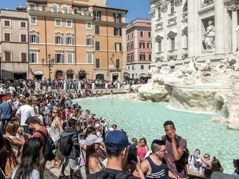 Du khách phơi bày sự thật đằng sau điểm du lịch nổi tiếng nước Ý: Chật cứng người ở mọi hướng, không muốn đợi phải đến từ... 2 giờ sáng