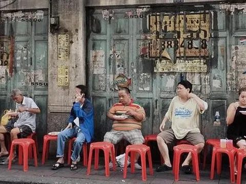 Quán cơm cà ri 50 tuổi ở Thái Lan: Hình thức đặc biệt, phải kê lên đùi ăn, nhưng tại sao khách vẫn xếp hàng để được thử?
