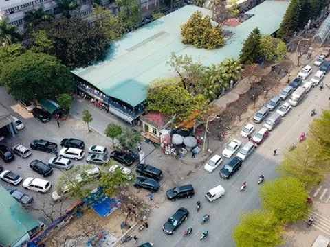 Ôtô xếp hàng dài chờ đăng kiểm