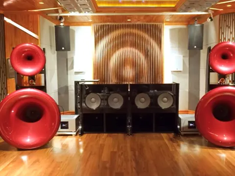 Đại gia Hà Nội chi hơn 23 tỷ đồng cho dàn loa đặt trong nhà, giá một sợi dây điện nghe qua đã choáng