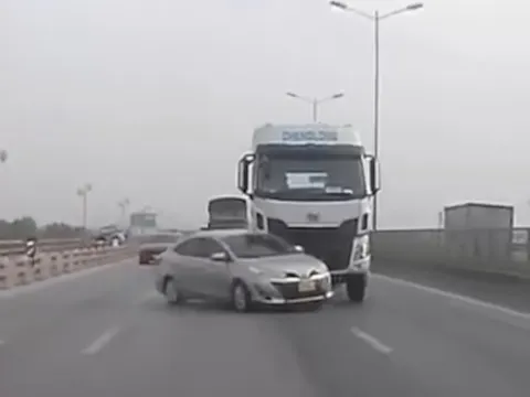 Clip TNGT: Toàn cảnh một pha xe tải "nuốt" xe con ở điểm mù
